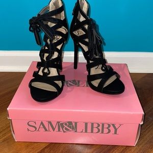 WOMENS HEEL (NEW| NEVER WORN)